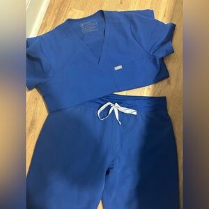 Figs royal blue scrub set: Catarina top - medium, Livingston pants - medium tall